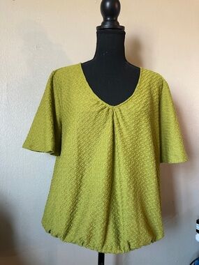 Sunday in Brooklyn Textured V-Neck Short Sleeve Top in Lime Green Large preppy